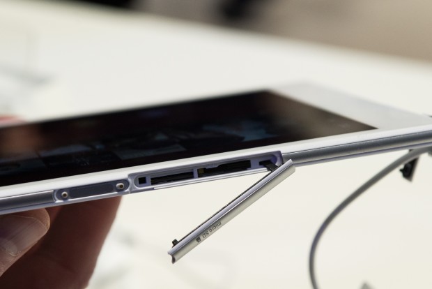 Neben der Nano-SIM hat eine Micro-SD-Card mit bis zu 128 GByte Platz (Bild: Fabian Hamacher/Golem.de)